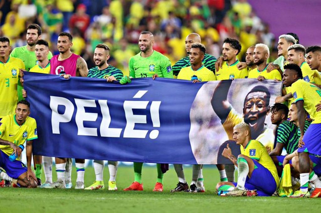 Moment prekës! Pele në spital, por e ndoqi ndeshjen: Lojtarët e Brazilit ia dedikojnë fitoren legjendës së futbollit