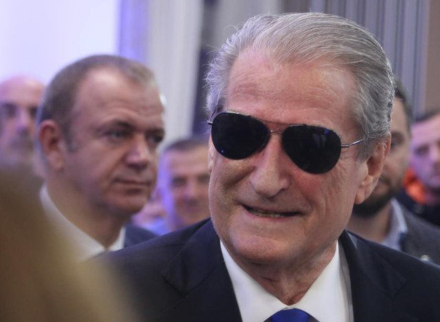 Sali Berisha si sinonim i së “vërtetës” që nga komunizmi, që e vë edhe para nënës së vet (edhe pse merrte “në qafë” kolegët e vet me shpifje)