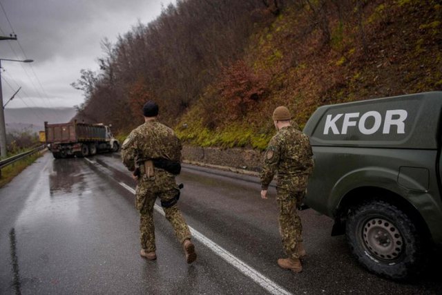 KFOR: Po shqyrtojmë kërkesën e Serbisë për dërgimin e trupave në veri