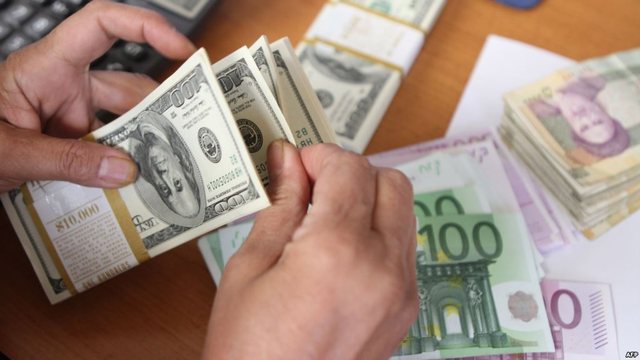 Çfarë po ndodhë me monedhat e huaja në Shqipëri? Ja me sa do të këmbehen sot euro dhe dollari