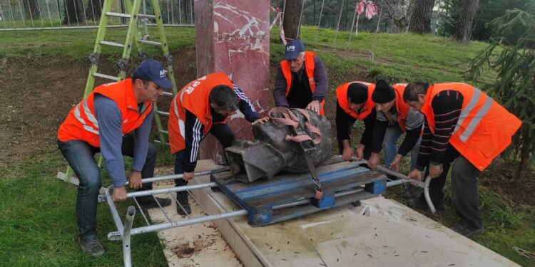 Bashkia rivendos në kohë rekord bustin e Mit’hat Frashërit në Parkun e Liqenit, Veliaj: Zero tolerancë për vandalizimin në qytetin tonë