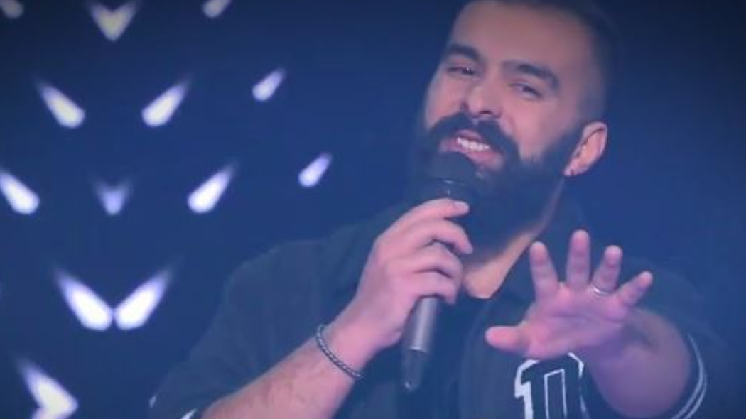 VIDEO/ Deklaron se është shqiptarë dhe komunikon vetëm anglisht: Katër anëtarët e jurisë me vlerësime befasuese për shqiptarin që i mahniti në “The Voice of Grecce”!