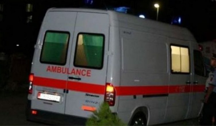 Prej disa orësh në komisariat! Nxirret me ambulancë nëna e Gert Shehut