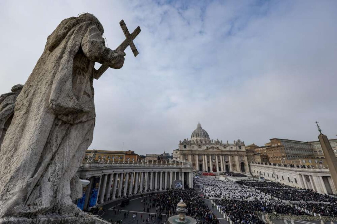 VIDEO/ Mbi 50 mijë besimtarë në San Pietro për funeralin e Papa Benedikti XVI. Turma: “I shenjtë menjëherë!”. Tradita, si varrosen Papët