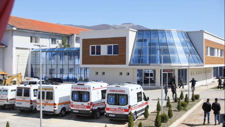 Qëllohet me armë zjarri një automjet jashtë një lokali nate në Prizren:  Humb jetën rrugës për në spital 31-vjeçari nga Kukësi, plagoset rëndë shoku i tij 27 vjeçarë