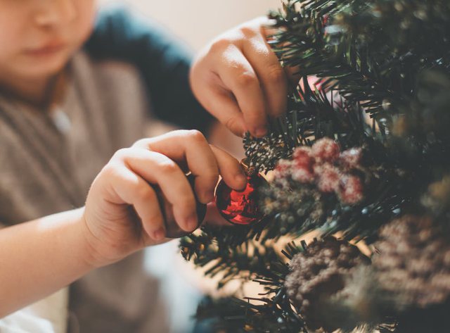 Pas kësaj date nuk sjell fat! Ka një sekret  data kur duhet hequr pema e Vitit të Ri