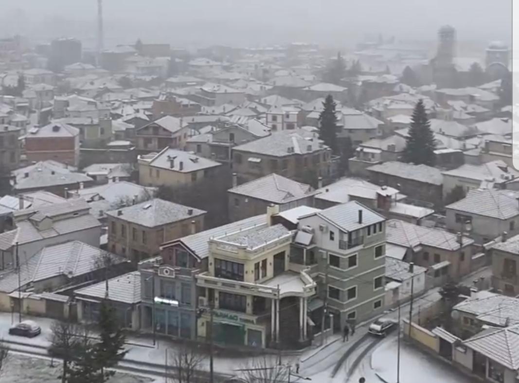 Mbulohet nga bora qyteti i Korçës, temperatura mesatare -3, ja si paraqitet situata