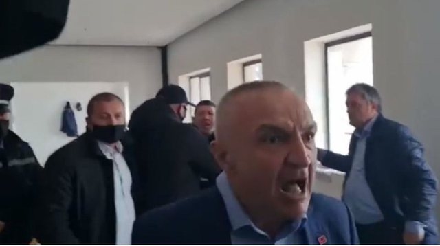 Bëmat e Metës/ Si iku nga Presidenca me kosa, sfurqe, brisqe, kërcënime e me thirrje për luftë civile