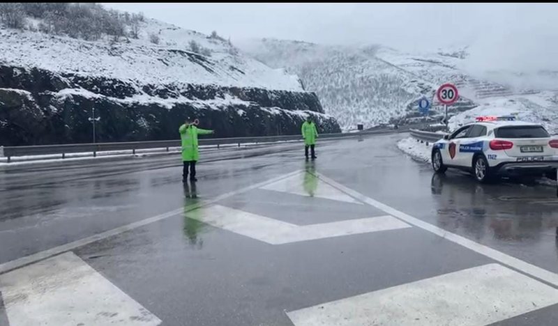 Moti i keq ‘mbërthen’ vendin, policia del me njoftimin e rëndësishëm për qytetarët. Ja si paraqitet situata në rrugën e Arbrit