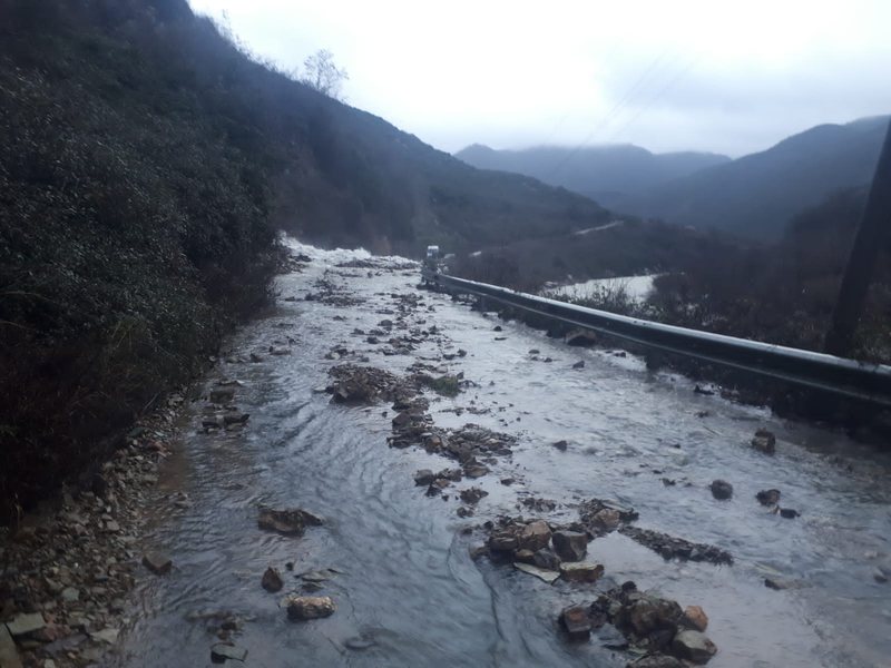 Moti i keq! Nisin problematikat: Rrëshqitja e dherave bllokonë rrugën, qarkullimi bëhet i pamundur