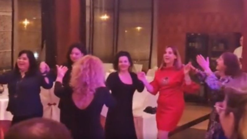 “O bukuria Elisa mos t’u prishtë”! Politikanët ia marrin valles në Shkodër, nuk mungon Agron Çelaj (Video)