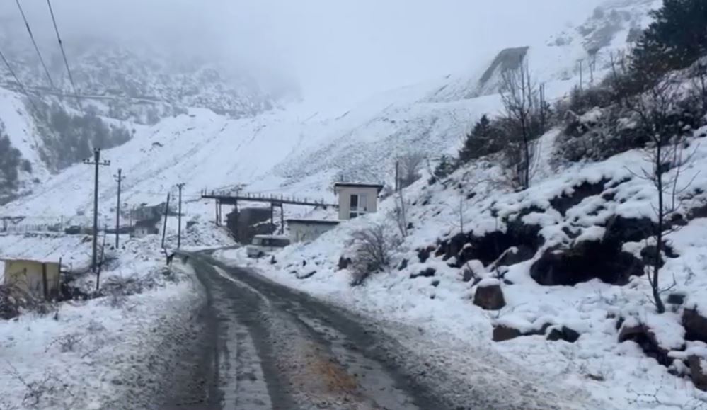 Bora bllokon fshatra në qarkun e Dibrës, probleme në Rrugën e Arbrit, disa zona pa energji elektrike