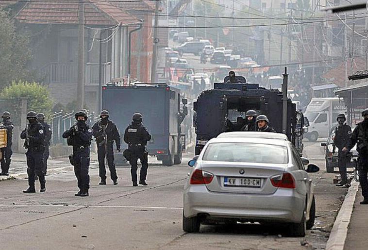 Incident në Veri të Kosovës: Makina me serbë brenda goditi postbllokun! Qëllohet nga policia. Një i plagosur