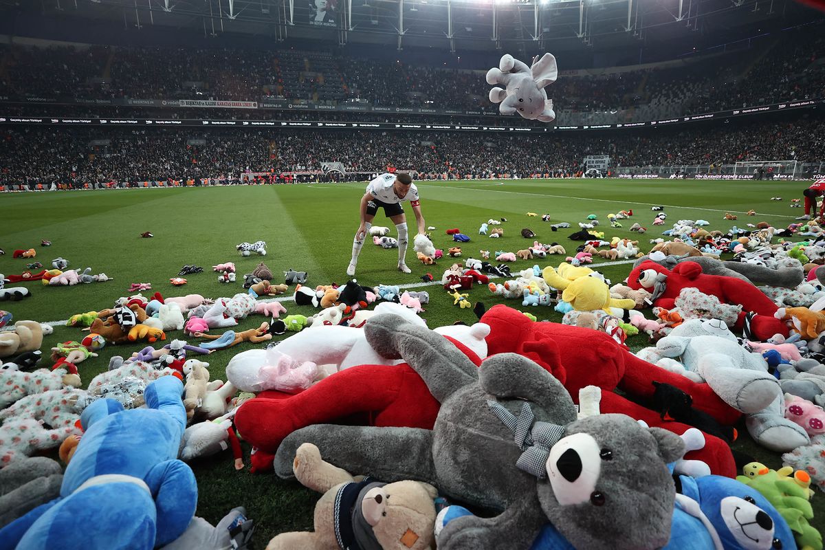 Moment emocionues! Tërmeti nuk harrohet: Mijëra lodra hidhen në stadiumin në Turqi, të gjithë shpërthejnë në lot!