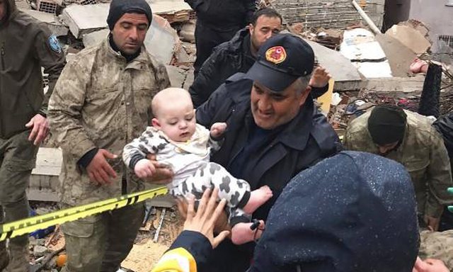 “Mes dhimbjes  ka vend edhe për mrekullia”! Foshnja nxirret nga rrënojat e tërmetit pa asnjë dëmtim