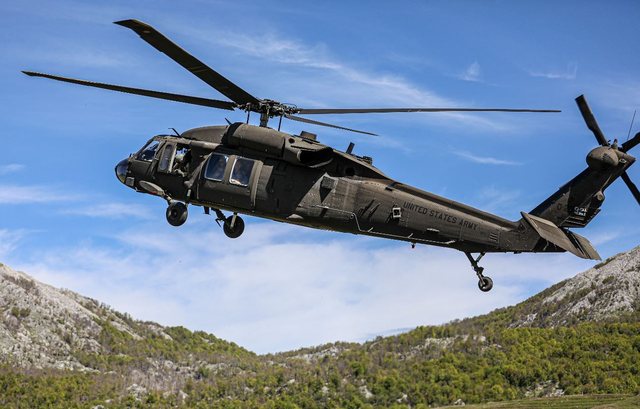 Helikopteri i marinës amerikane zbarkon në Shqipëri, ambasada del me njoftimin e rëndësishëm