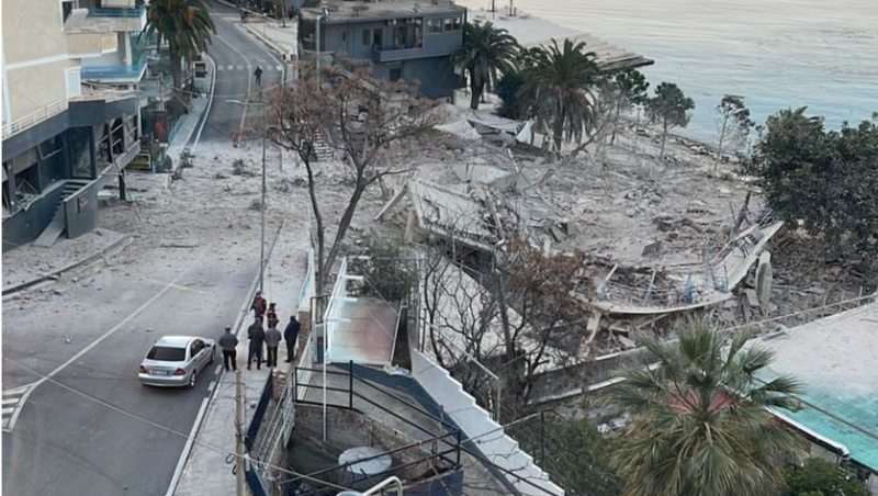 Shpërthim i fuqishëm me tritol në Sarandë: Shembet hoteli në bulevardin kryesor të qytetit, dëmtohen disa banesa dhe biznese