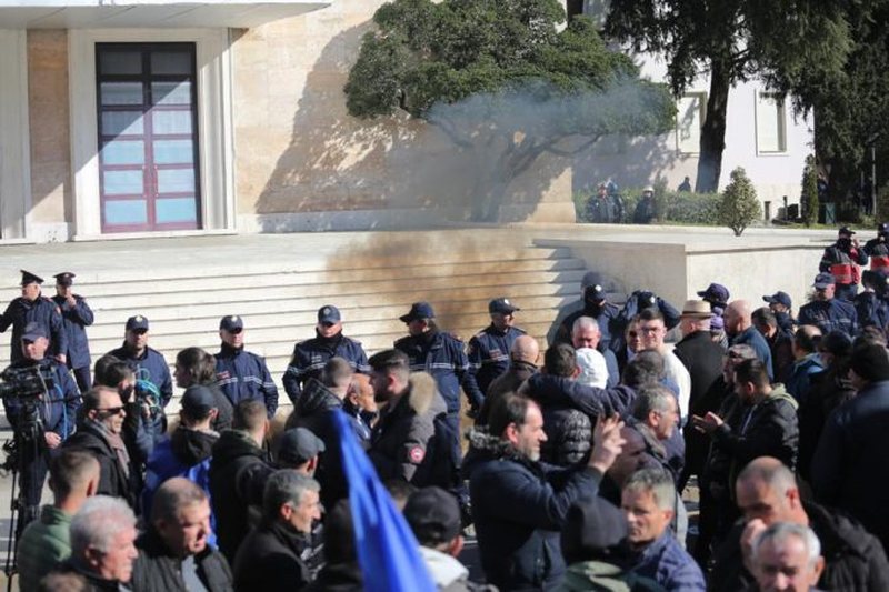 “Revolucioni u kthye në instalacion! Nipi i Dasho Alikos: Sot pamë funeralin e PD-së