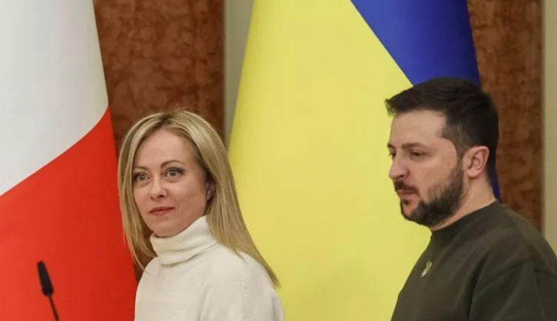 “Shtëpia e Berluskonit nuk është bombarduar asnjëherë”! Zelensky nuk i ‘kursehet’ Melonit në konferencën për shtyp