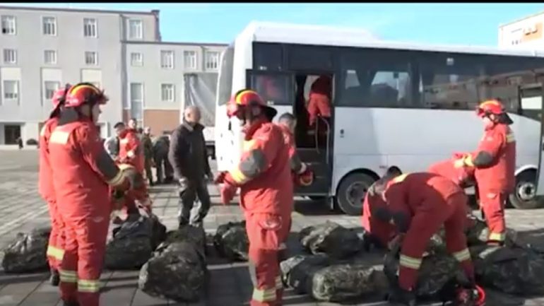 Në ndihmë të Turqisë, nisen nga Shqipëria 53 pjesëtarë të personelit mjekësor dhe specialistë të kërkim-shpëtimit