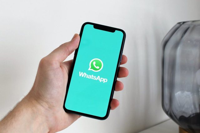 WhatsApp jep zgjidhjen për “të hequr qafe” grupet e vjetra