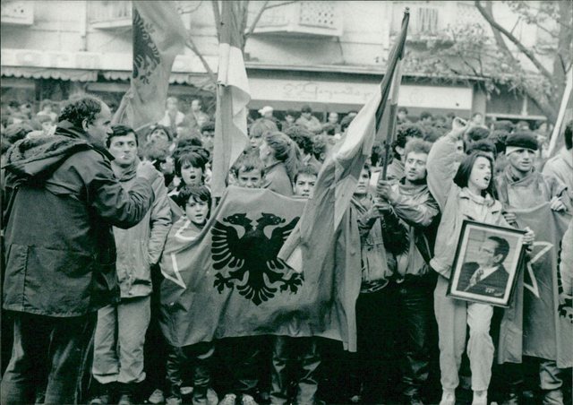 Dy foto historike, dëshmitare të paradokseve historike. Kur shqiptarët në Kosovë mbronin “jugosllavizimin”