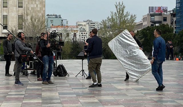 FOTOT/ Të ruajmë “qerpiçat”! Spotet që po xhiron Belind Këlliçi në Tiranën e modernizuar të Erion Veliajt!