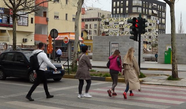 Këmbësorët të padisiplinuar janë shkaktarë kryesor të aksidenteve në qytete! Asnjë penalizim apo gjobë për “delet në asfalt”