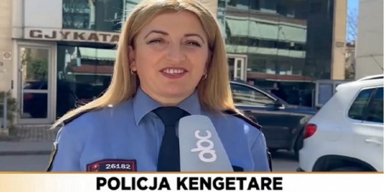 “O dhëndër kur të bëri nëna…”! Njihuni me policen që punon “part time” edhe si këngëtare (Video)