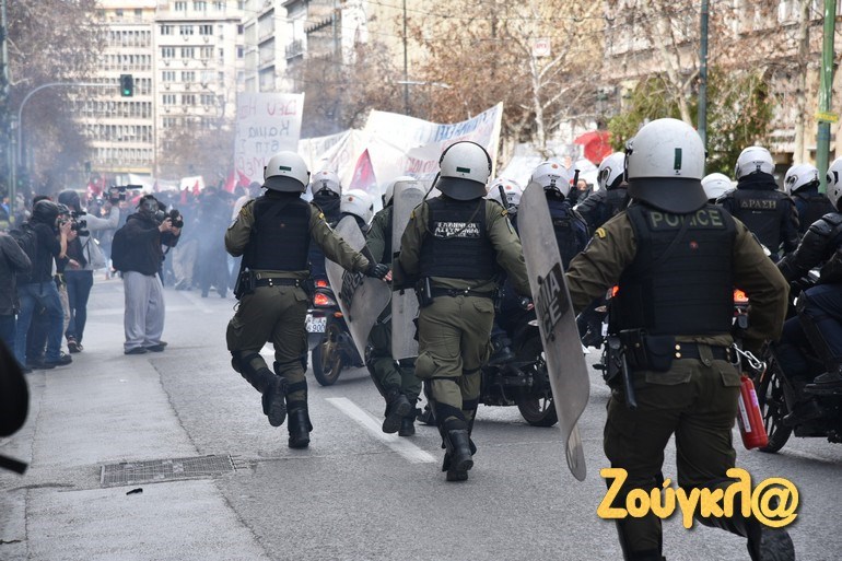 Protesta për tragjedinë në Larisa: Qytetarët sulmojnë forcat e policisë me molotov, shkatërrojnë bizneset