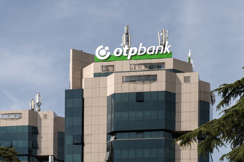 OTP Bank mbyll 17 degë në Shqipëri, banka pas të cilës qëndrojnë oligark të Putin ka mungesë likuiditeti