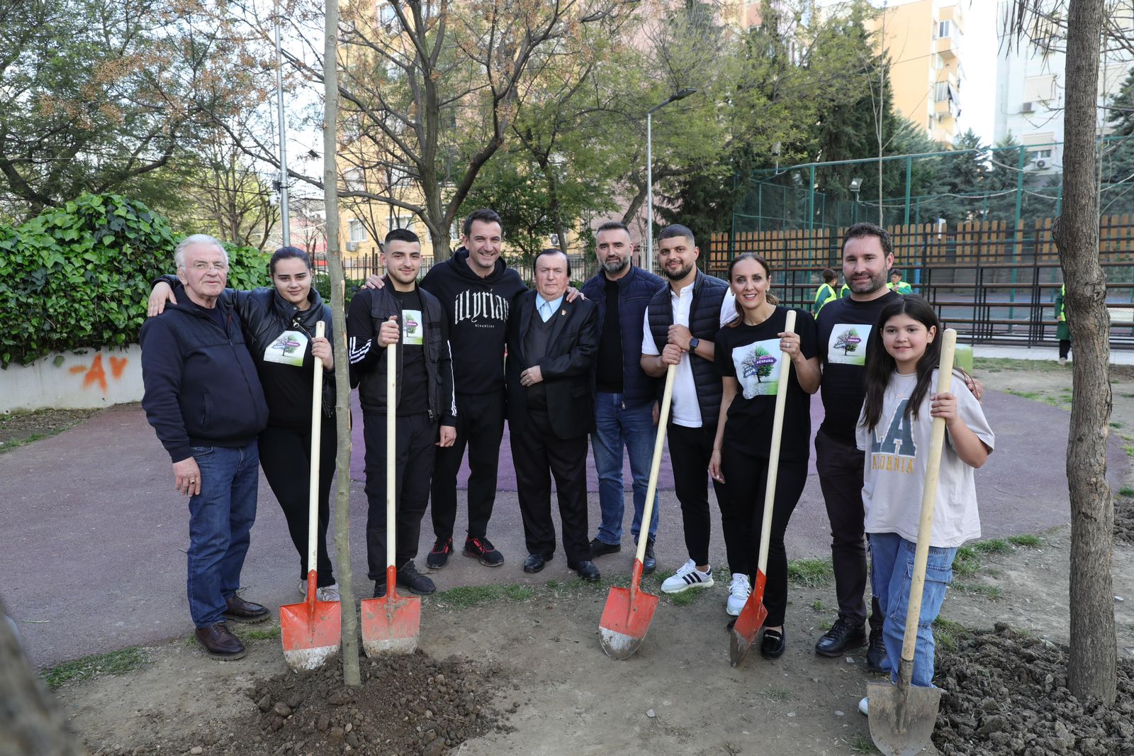 Veliaj mbjell pemë në Laprakë me familjarët e Arjan Salës, heroit që shpëtoi 20 jetë nga flakët