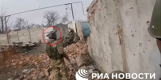 VIDEO/ Goditet me snajper në kokë, shpëton për mrekulli ushtari rus