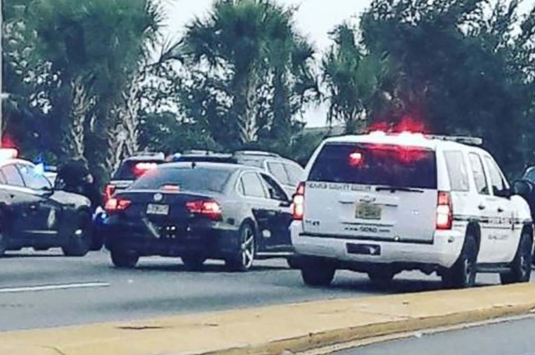 Sulm me armë në Florida. Agresori vret tre persona dhe qëllon ndaj policisë, ekzekutohet nga forcat e rendit