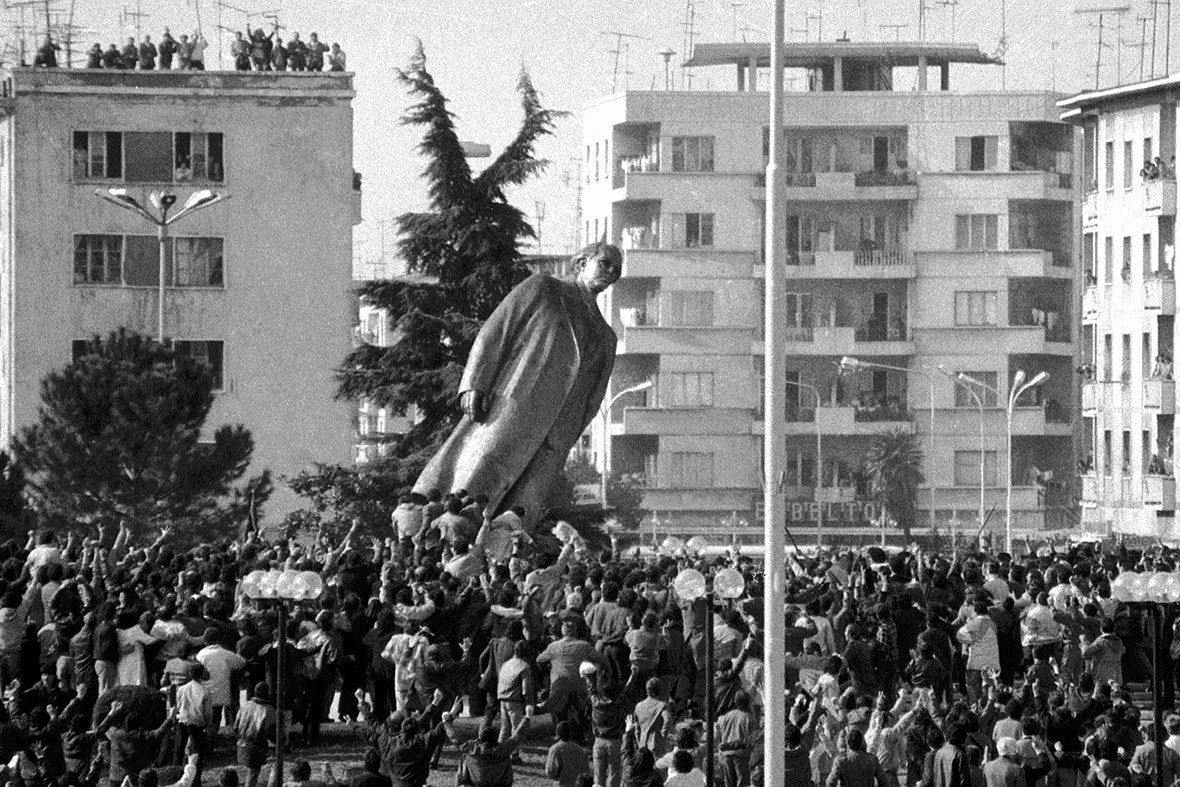 A po vërtetohet thënia e Hoxhës: 5 vjet do më qani, 10 vjet do më shani, tërë jetën do më kërkoni?!