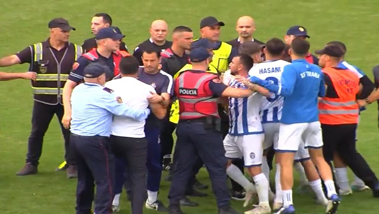 VIDEO/ Penallti e dyshimtë, tifozët e Tiranës futen në fushë dhe dhunojnë arbitrin Kridens Meta