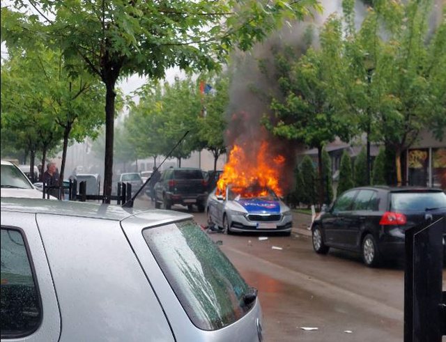 Rriten tensioneT: I vihet flaka një veture të policisë së Kosovës në Veri