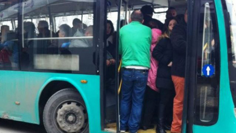 VIDEO/ Autobusi në Tiranë ecën me derë hapur se s’ka kondicioner: Mbahu xhaje!