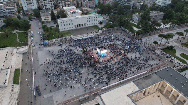 U katandis “kokoshi një thelë”, Berisha-Meta braktisen nga mbështetësit në Tiranë