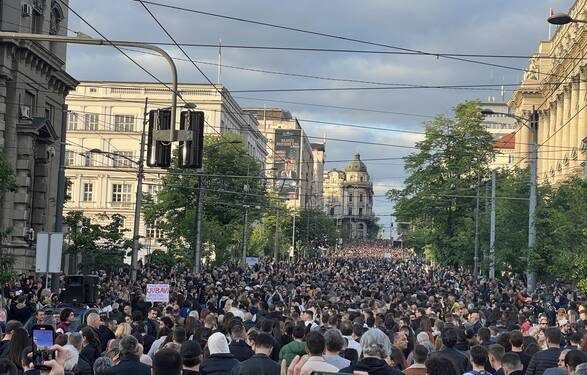 Përtej kufirit, në këmbë e me autobusë për të mbështetur Vuçiqin