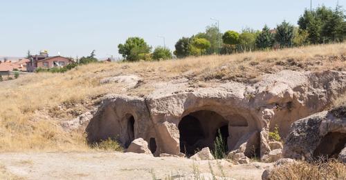 Një burrë çau murin e bodrumit të tij dhe zbuloi tunelet, misteri i qytetit antik në Turqi