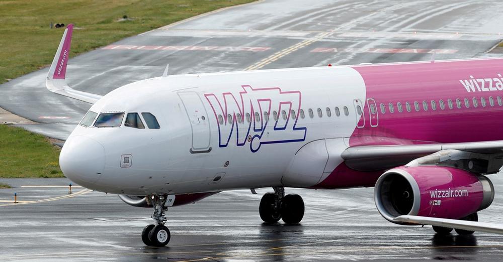 “Fluturimi për në Romë, 10 orë vonesë”/ Wizzair zhgënjen sërish udhëtarët, denoncimi: Kemi 2 ditë që presim në aeroportin e Barit me të moshuar e fëmijë