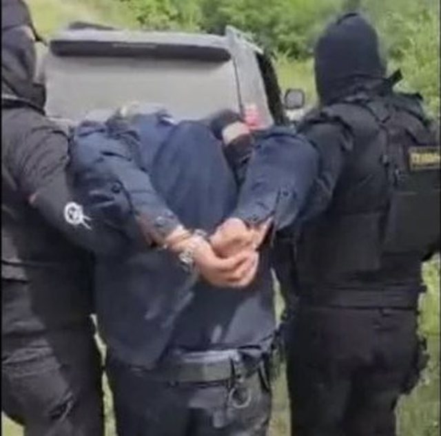 VIDEO/ Momenti kur policët serbë arrestojnë efektivët e Kosovës