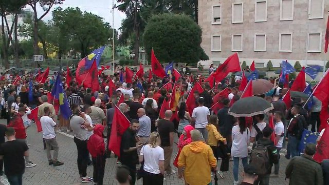 Berisha dhe Albin Kurti mbledhin 50 vetë para Kryeministrisë, të protestojnë kundër Ramës: Të shkëpusë marrëdhëniet me sllavët