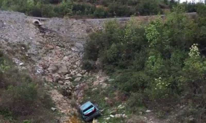 VIDEO/ Pas  anglezve që shesin “miell” sot edhe dy francezët me automjet të garave “Rally” bien në greminë duke garuar në shkelje të ligjit