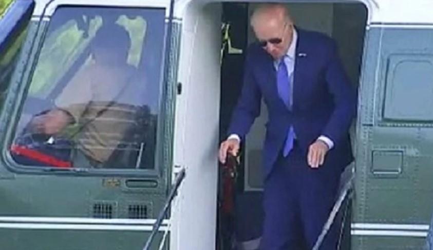 Bota, Të Gjitha Pas rrëzimit, Biden pëson tjetër incident, godet kokën duke zbritur nga helikopteri