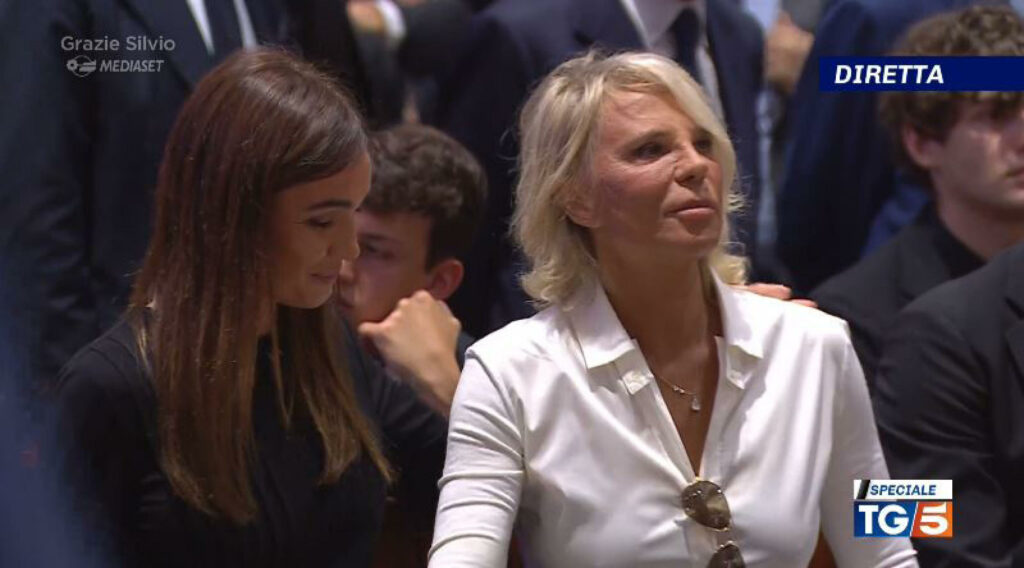 Arsyeja e veçantë se përse Maria De Filippi u vesh me të bardha në funeralin e Berlusconit