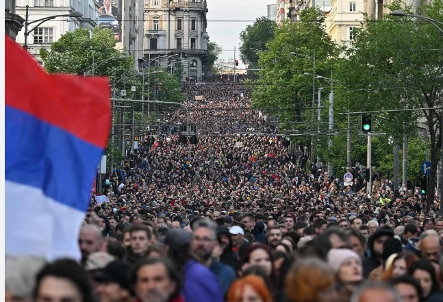 “Vuçiç, ik”! Dhjetëra mijëra persona në protestën antiqeveritare në Serbi