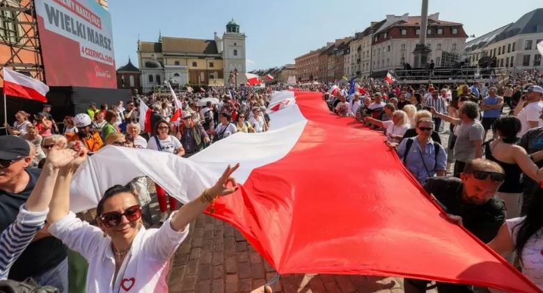 Protesta në Poloni me sloganin  “demokracia vdes në heshtje”! BBC: Mijëra qytetarë kërkojnë ndryshim në Varshavë