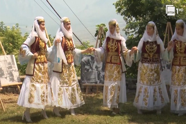 Të rinjtë dropullitë në skenën e Festivalit Folklorik të Gjirokastrës